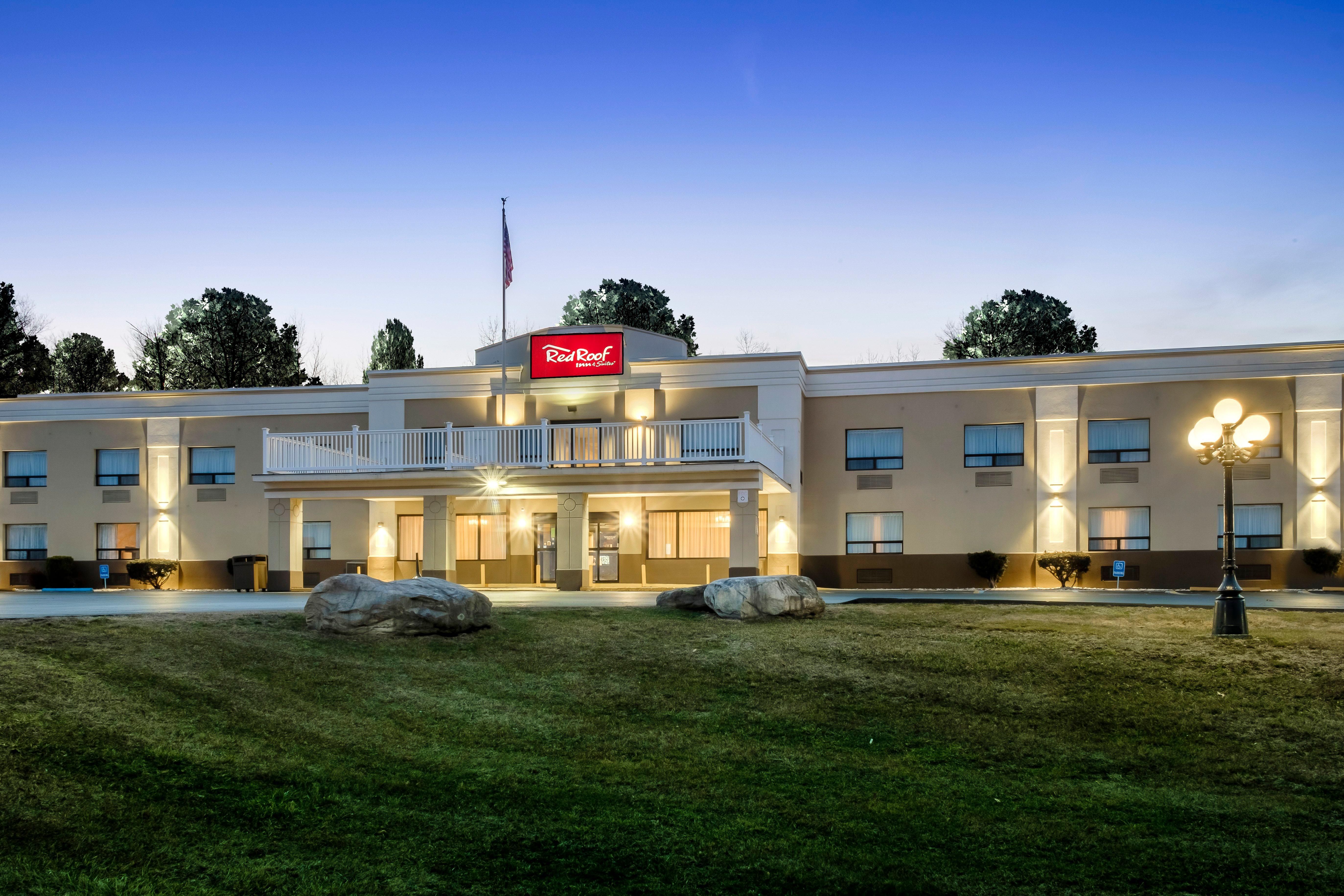 Red Roof Inn & Suites Newburgh - Stewart Airport West Point New Windsor Exterior photo