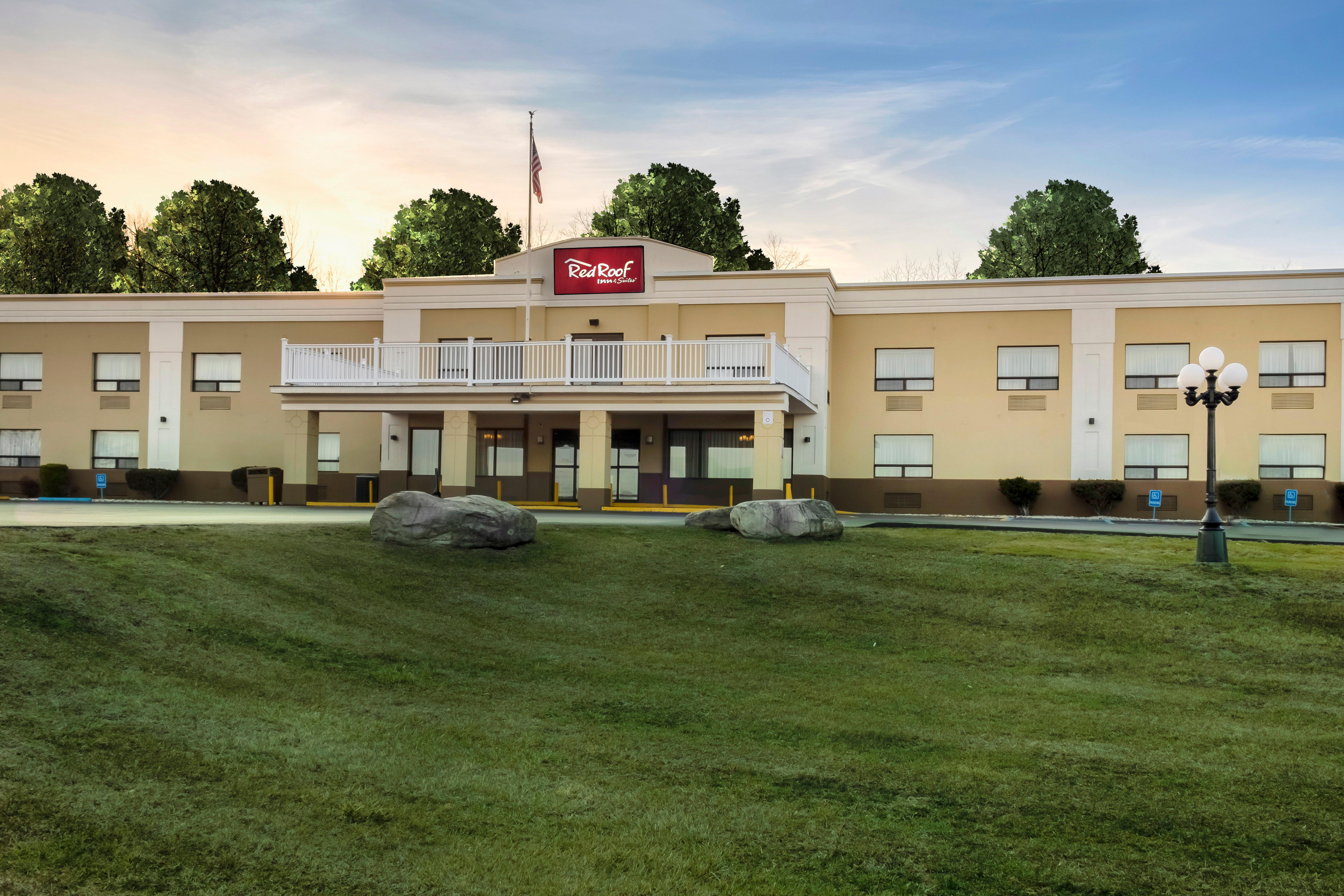 Red Roof Inn & Suites Newburgh - Stewart Airport West Point New Windsor Exterior photo