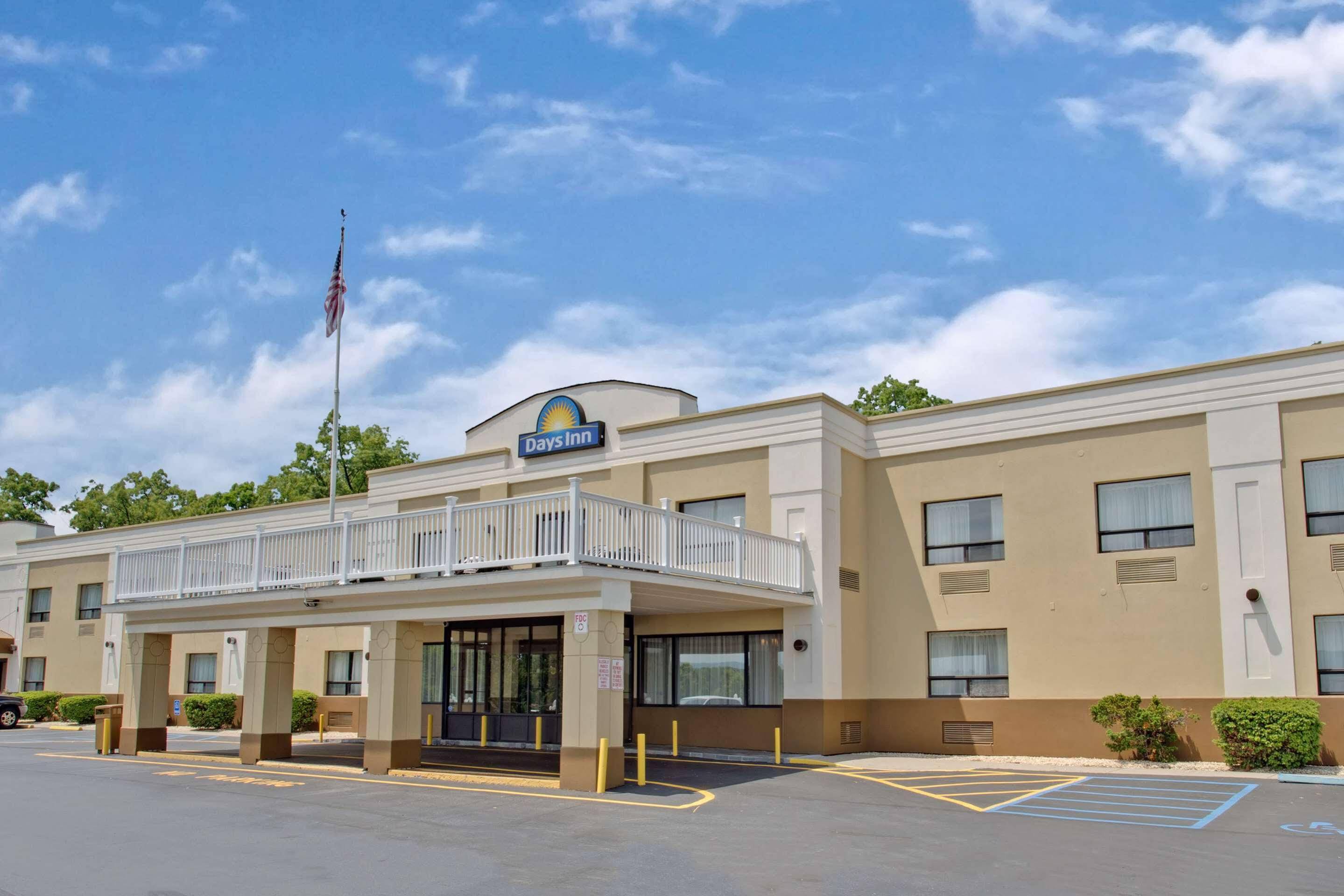 Red Roof Inn & Suites Newburgh - Stewart Airport West Point New Windsor Exterior photo