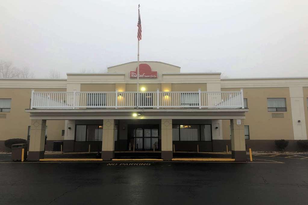 Red Roof Inn & Suites Newburgh - Stewart Airport West Point New Windsor Exterior photo